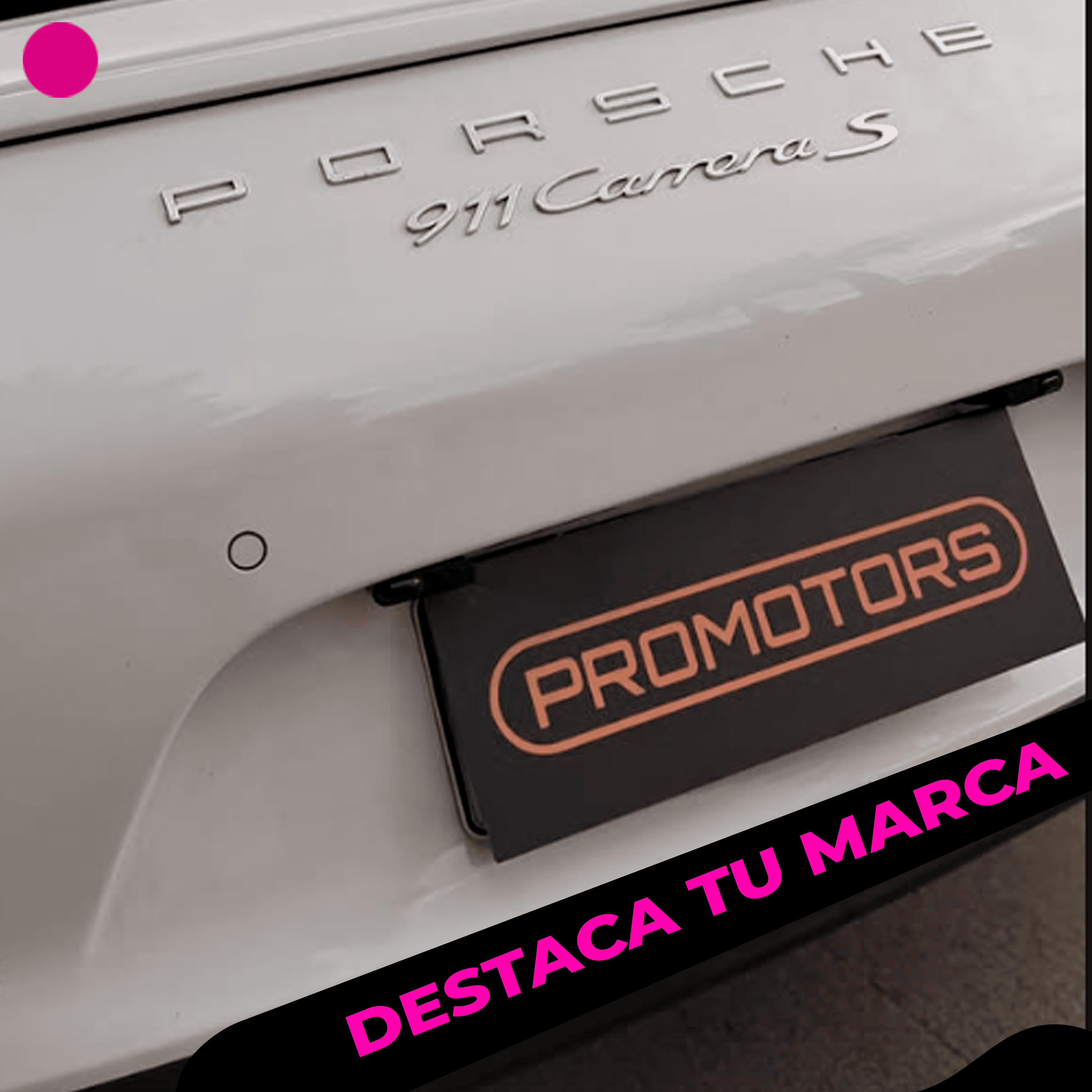 Porta patente personalizado con logo de automotora instalado en un Porsche 911